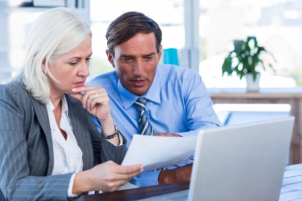 Ernstige zakenmensen werken samen — Stockfoto