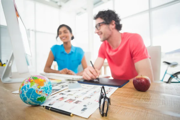 Grafikdesigner mit einem Grafik-Tablet — Stockfoto