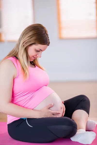 Zwangere vrouw met haar bump — Stockfoto