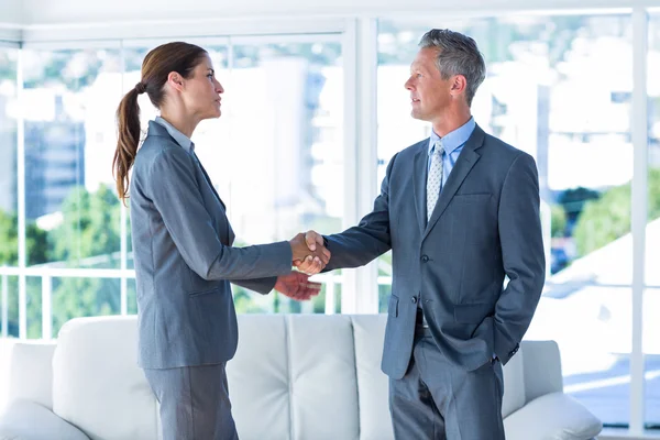 Two business workers shake hands — Stock Photo, Image