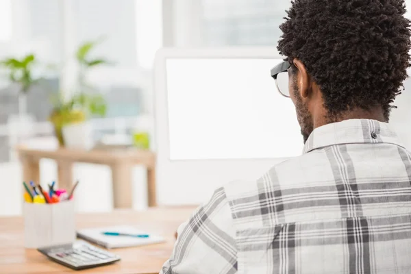 Jeune homme d'affaires à son bureau — Photo