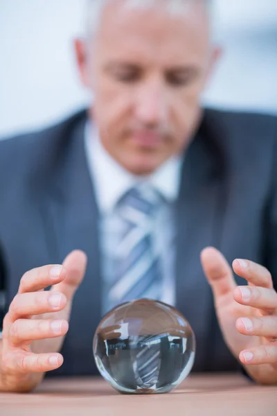 Homme d'affaires prévoyant une boule de cristal — Photo