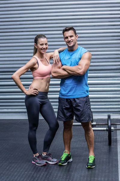 Sorrindo casal muscular olhando para a câmera — Fotografia de Stock