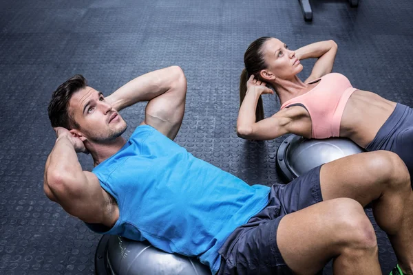 Muskulös par gör abdominal crunch — Stockfoto