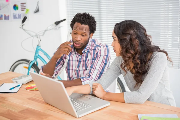 Jeunes gens d'affaires dans le bureau — Photo