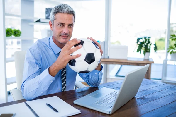 Gelukkig zakenman houden voet bal — Stockfoto