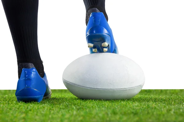 Rugby-Spieler posiert mit den Füßen auf dem Ball — Stockfoto