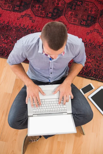 Ung kreativ affärsman att skriva på laptop — Stockfoto