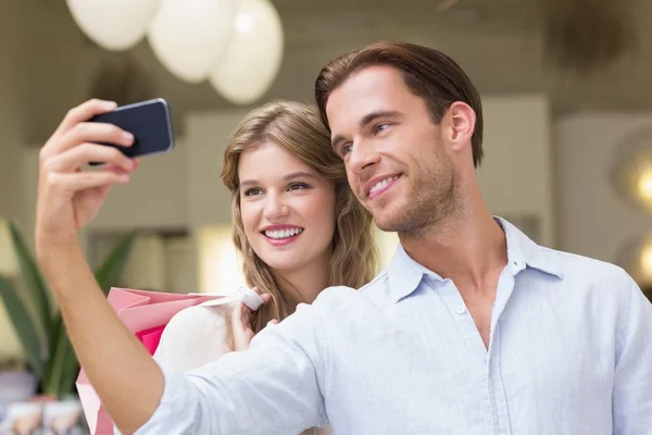 Ein Paar macht ein Selfie — Stockfoto