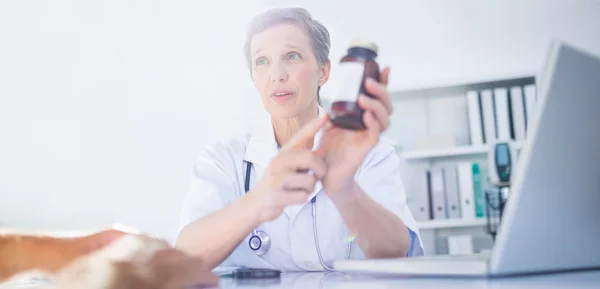 Medico femminile in possesso di una scatola di pillole — Foto Stock