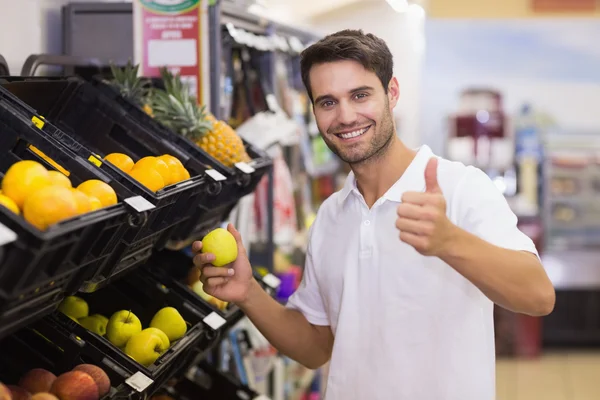 Человек покупает фрукты с большим пальцем вверх в супермаркете — стоковое фото