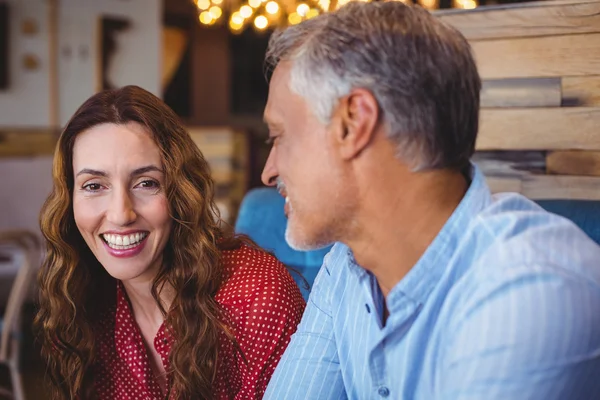 Linda pareja bebiendo café — Foto de Stock