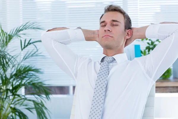 Ontspannen zakenman liggen in Conferentiedraai-stoel — Stockfoto