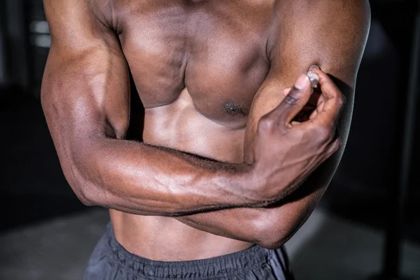 Young Bodybuilder visar hans muskler — Stockfoto