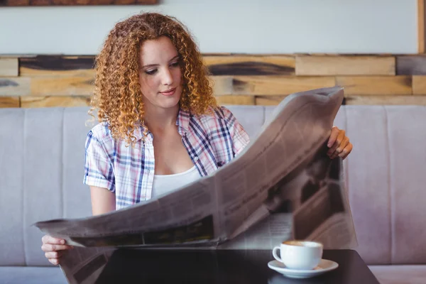 Kıvırcık saçlı kız okuma gazete — Stok fotoğraf