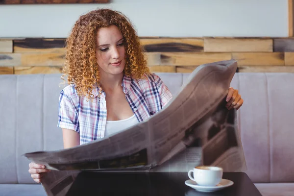 Cabelo encaracolado menina ler jornal — Fotografia de Stock