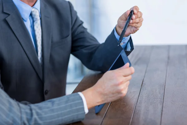 Business people working on tablet computer — Stock Photo, Image