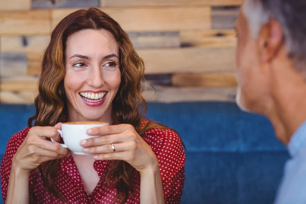 Paar beim Kaffeetrinken — Stockfoto