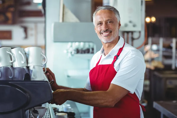 Barista using the coffee machine — Stock Photo, Image