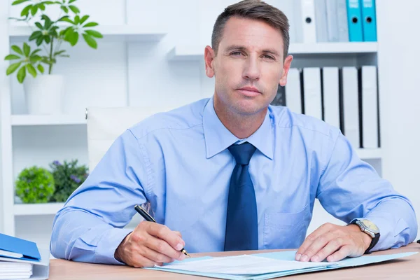 Retrato de hombre de negocios serio escribiendo —  Fotos de Stock