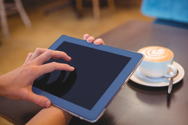 Digital tablet och kaffe på bordet — Stockfoto