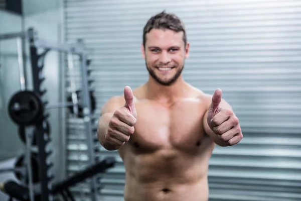 Portrait of smiling muscular man looking at camera with thumb up — Stock Photo, Image