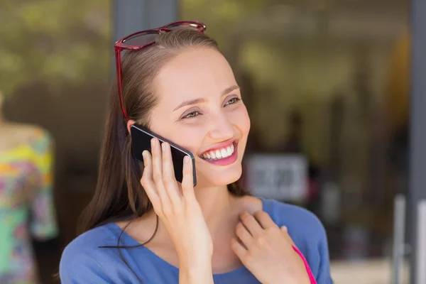 Szczęśliwa kobieta rozmawiająca przez telefon — Zdjęcie stockowe