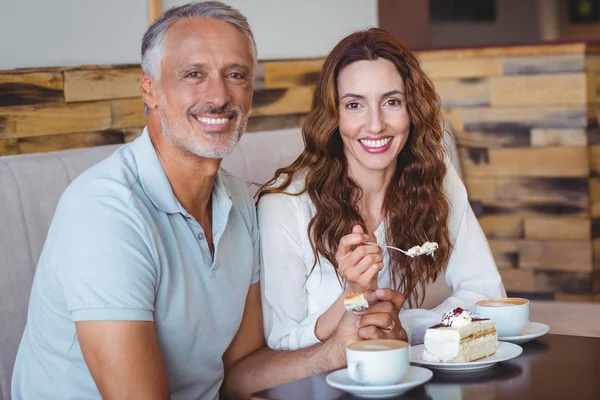 Par med kaffe och kaka — Stockfoto