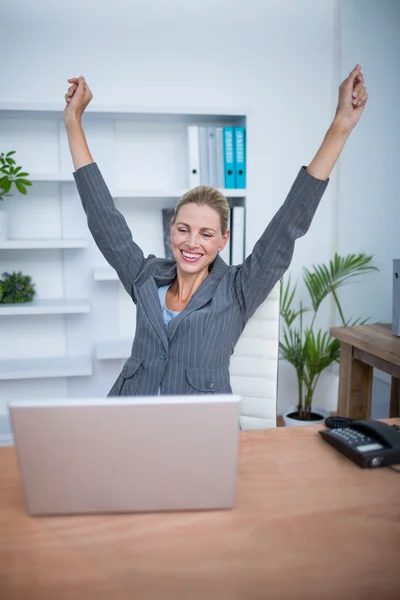 Hübsche blonde Geschäftsfrau gestikuliert Sieg — Stockfoto