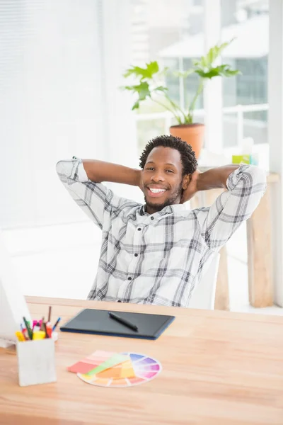 Jeune homme d'affaires assis à son bureau — Photo