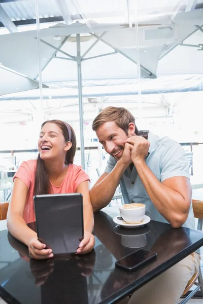 Jeune couple heureux riant — Photo