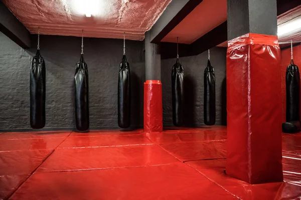 Área de boxe vermelho com sacos de perfuração — Fotografia de Stock