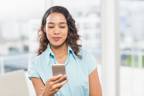 Gelukkig jonge creatieve zakenvrouw texting — Stockfoto