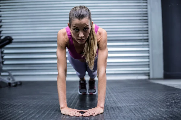 Mulher muscular fazendo exercícios de imprensa — Fotografia de Stock