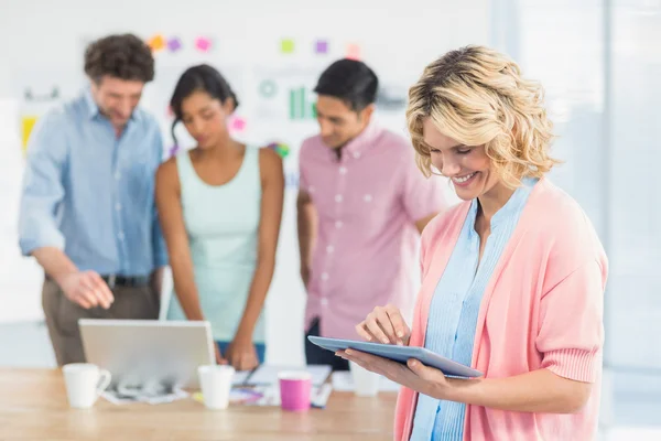 Casual zakenvrouw met behulp van digitale Tablet PC — Stockfoto