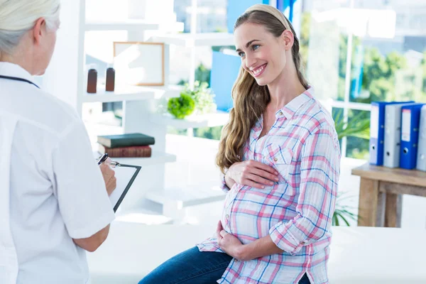 妊娠中の女性に話して女性医師 — ストック写真