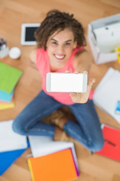 Jonge creatieve zakenvrouw tonen haar telefoon — Stockfoto