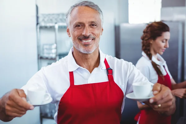 Barista anläggning koppar kaffe — Stockfoto