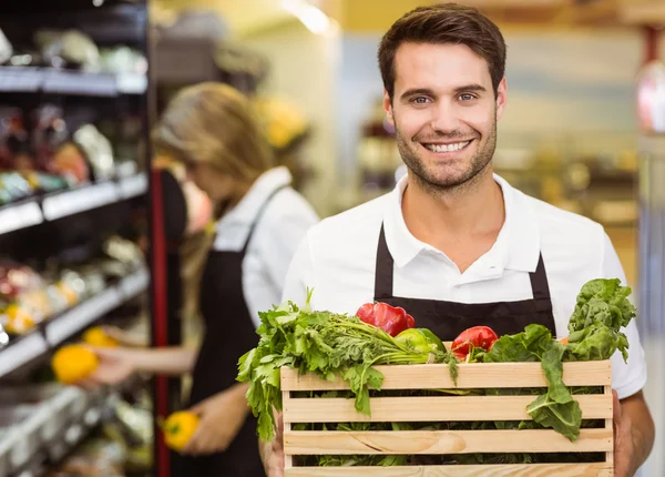 Staf memegang sekotak sayuran di supermarket — Stok Foto