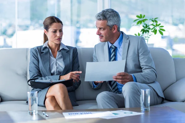 Geschäftsleute schauen sich Dokumente an — Stockfoto