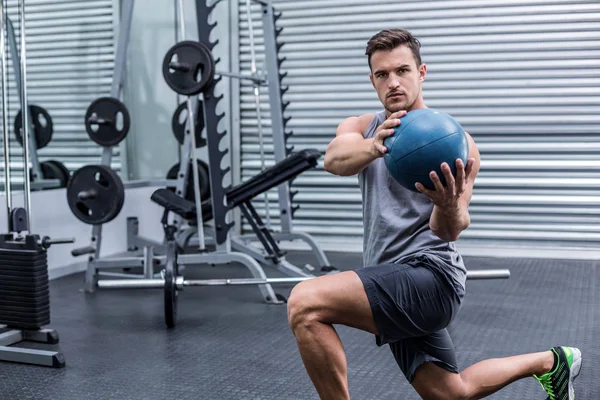 Man doing medecine ball exercises — Φωτογραφία Αρχείου