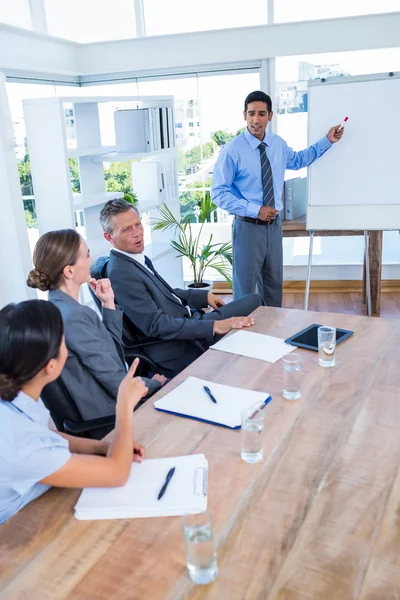 Geschäftsleute unterhalten sich während eines Meetings — Stockfoto