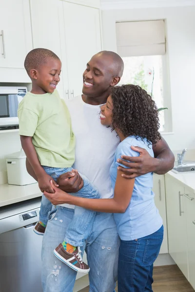 Eine glücklich lächelnde Familie — Stockfoto