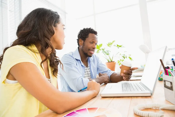 Gelegenheitskolleginnen und -kollegen arbeiten zusammen und nutzen Laptop — Stockfoto