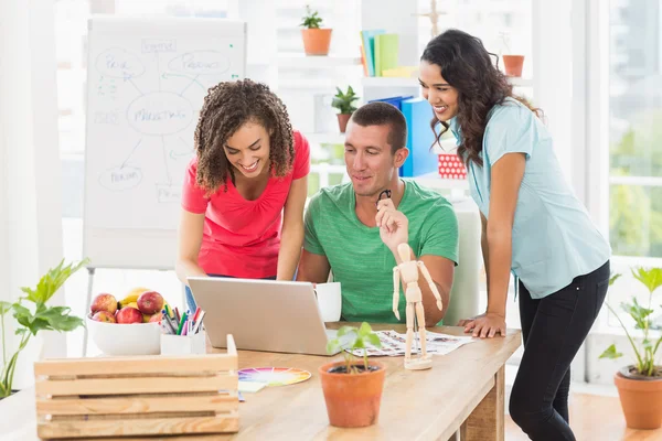 Collega's met behulp van een computer — Stockfoto