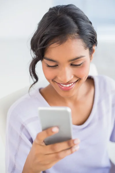 Casual affärskvinna textning på telefon — Stockfoto