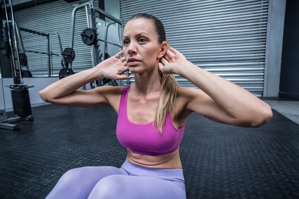 Donna muscolare che fa crunch addominale — Foto Stock