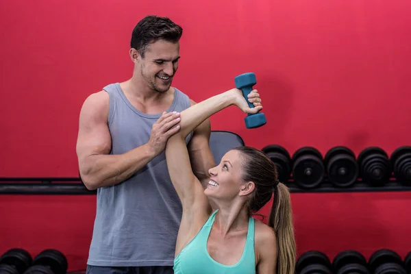 Mujer muscular levantando una mancuerna —  Fotos de Stock