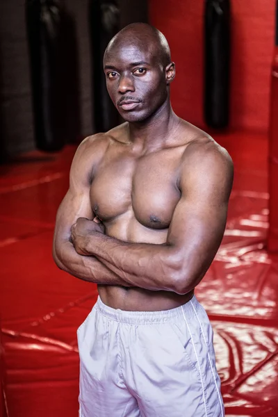 Jeune bodybuilder posant devant la caméra — Photo