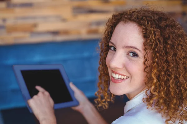 Girl using tablet at table — Stock Photo, Image